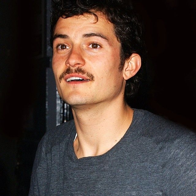 O ator Orlando Bloom mostra que dá pra usar bigode de maneira cool 