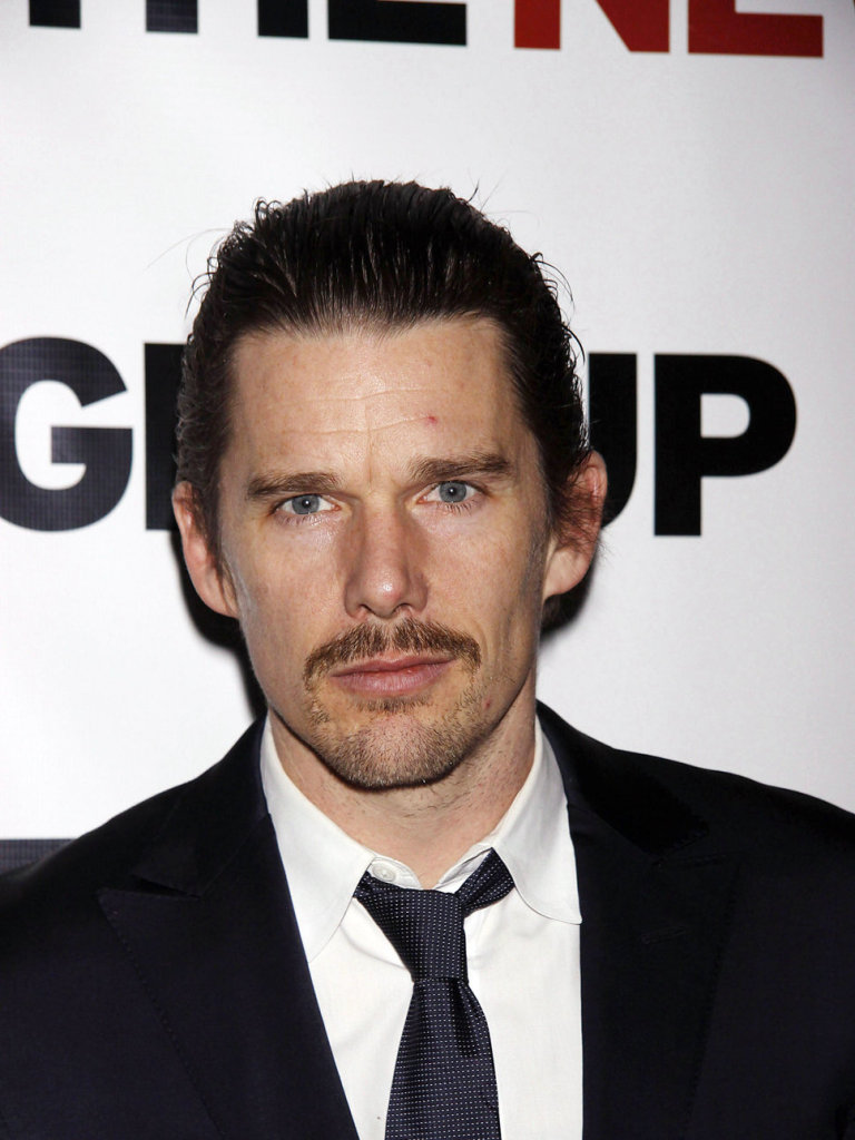 O ator Ethan Hawke alterna momentos de cara limpa, com cavanhaque, e outras vezes de bigode 