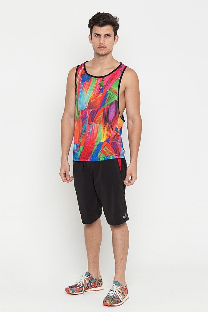 As regatas estampadas estão em alta pro verão, e foram vistas nos Estados Unidos e Europa com certa frequência entre os rapazes. Regata estampada; R$ 69, bermuda; a partir de R$ 179, na Blue Man (www.blueman.com.br). Preço pesquisado em janeiro de 2015, sujeito a modificações