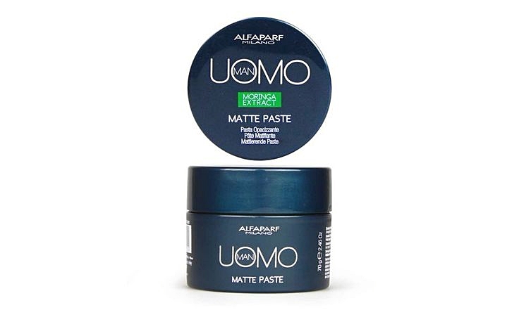 Pomadas pra cabelo são ótimas pra modelar e fixar o cabelo, com efeito natural de quem não está usando nada. Só não abuse, a quantidade ideal é do tamanho de uma moeda de 50 centavos, ou menos, se tiver o cabelo mais curto. Pomada Alfaparf Uomo Man Matte Paste; R$ 51,90, na Men’s Market (www.mensmarket.com.br)