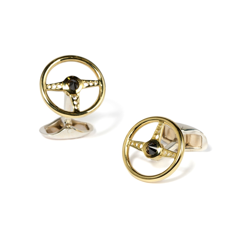 Abotoaduras Volante em ouro amarelo e prata com diamante negros;  R$3.900, no Ara Vartanian (www.ara.com.br). Preço pesquisado em janeiro de 2015, sujeito a modificações