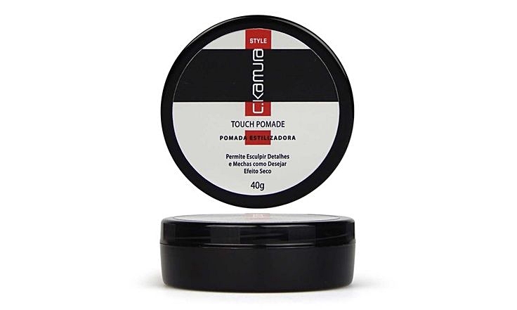 Utilize a ponta dos dedos para retirar um pouco da pomada e aplique no cabelo seco. Vá aumentando a quantidade do produto com cautela até que o cabelo fique da forma desejada. Pomada Touch Pomade C.Kamura Style; R$ 33,88, na Men’s Market (www.mensmarket.com.br)