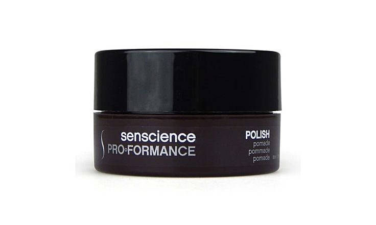 Espalhe um pouco da pomada nas mãos e distribua por igual em todo o cabelo aproveitando para modela-lo da forma que você preferir. Pomada Modeladora Senscience ProFormance Polish; R$ 103,90, na Men’s Market (www.mensmarket.com.br)