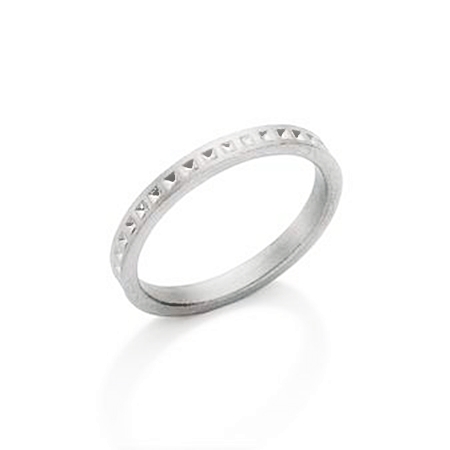 Anel AB Gate em prata 925; R$ 295, no Antonio Bernardo (loja.antoniobernardo.com.br/linhas/masculino.html). Preço pesquisado em janeiro de 2015, sujeito a modificações