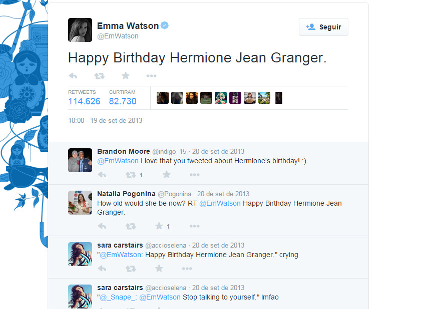 Emma Watson dando parabéns para Hermione Granger (sua personagem em Harry Potter). Meio inception isso...