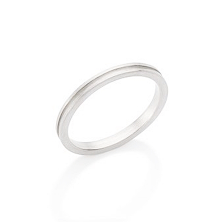 Anel AB Linear em prata 925; R$ 295, no Antonio Bernardo (loja.antoniobernardo.com.br/linhas/masculino.html). Preço pesquisado em janeiro de 2015, sujeito a modificações