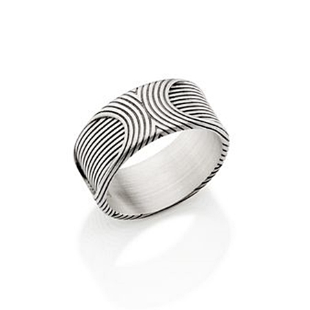 Anel Intra em prata 925; R$ 790, no Antonio Bernardo (loja.antoniobernardo.com.br/linhas/masculino.html). Preço pesquisado em janeiro de 2015, sujeito a modificações