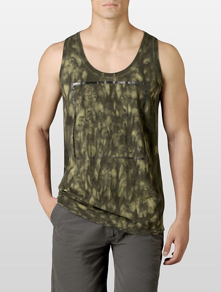 Regata com estampa tie-dye; R$ 143,20, na Calvin Klein (www.calvinklein.com.br). Preço pesquisado em janeiro de 2015, sujeito a modificações
