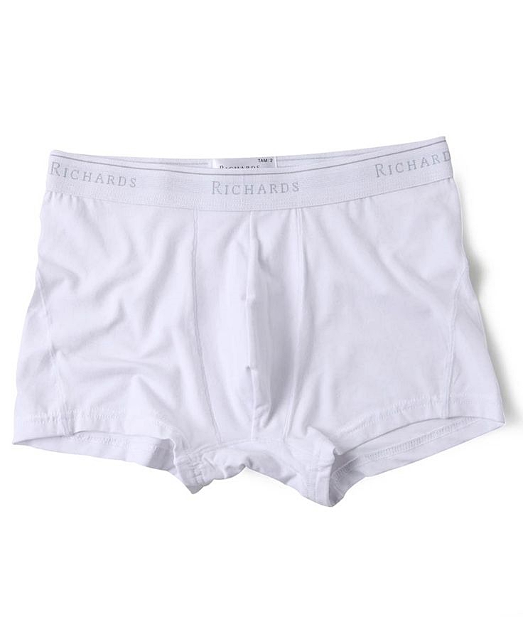 O modelo trunk é mais curto do que a boxer e é bom para todo tipo de homem, e não marca tanto a calça, porque não enrola nas coxas.  Cueca em malha extra macia com elástico; R$ 49, na Richards (www.richards.com.br). Preço pesquisado em janeiro de 2015, sujeito a modificações