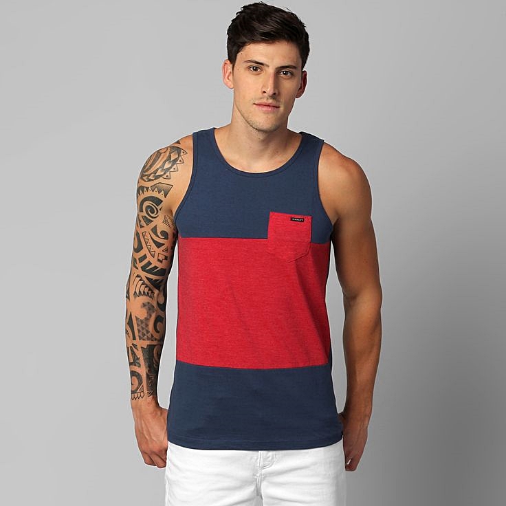 Regata listrada; R$ 98,90, na Oakley (www.store.oakley.com.br). Preço pesquisado em janeiro de 2015, sujeito a modificações