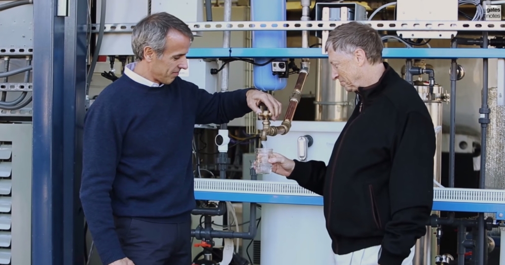 Bill Gates bebe água tirada de lodo de esgoto e processada pelo Janicki Omniprocessor 