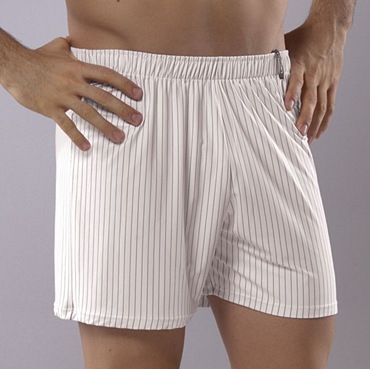 O modelo samba-canção é pros homens que gostam de criar o bicho solto, e ideal pra quem está acima do peso, porque não vai apertar em nenhum lugar. Cueca samba-canção da Upman em poliamida risca de giz; R$ 28,90, no Depósito São Jorge (www.saojorge.com.br). Preço pesquisado em janeiro de 2015, sujeito a modificações
