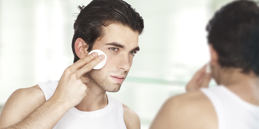 Passo 7: não esqueça antes de dormir de tirar os produtos que usou, já que a maquiagem, mais a poluição, e oleosidade da pele, deixam a pele suja, fazendo com que ela envelheça mais cedo