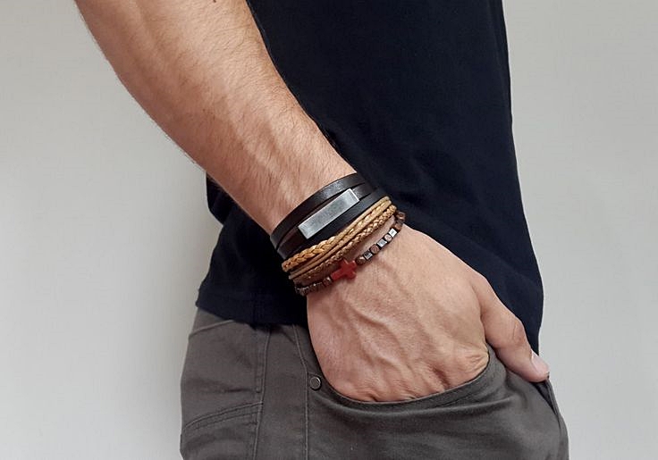 Se você está em dúvida como misturar pulseiras, a Pulso oferece um mix pronto (Tira de Couro com Entremeio Chumbo, Mix de Fios de Couro c/ Tira Preta, Contas de Madeira com Cruz Marrom); R$ 64 (o conjunto), na Pulso Acessórios (pulsoacessorios.com). Preço pesquisado em janeiro de 2015, sujeito a modificações
