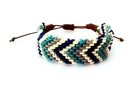 Pulseira Hippie Colors Blue; R$ 45, na Pulseira de Macramé (www.pulseirademacrame.com.br). Preço pesquisado em janeiro de 2015, sujeito a modificações