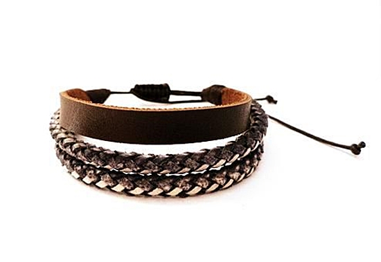 Pulseira Trio de Couro cinza e marrom; R$ 50, na Pulseira de Macramé (www.pulseirademacrame.com.br). Preço pesquisado em janeiro de 2015, sujeito a modificações