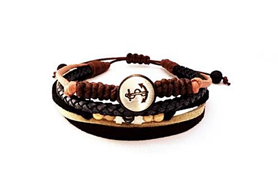 Pulseira Estilo Bifásico; R$ 50, na Pulseira de Macramé (www.pulseirademacrame.com.br). Preço pesquisado em janeiro de 2015, sujeito a modificações