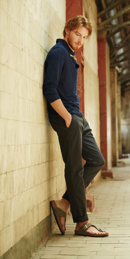 . Um jeito urbano e cool de usar a Birkenstock é de modo relaxado com bata e calça. Bata de linho; R$ 298, calça em alfaiataria; R$ 398, Birkenstock modelo Ramses Stones; R$ 349, na Richards (www.richards.com.br/). Preço pesquisado em dezembro de 2014, sujeito a modificações