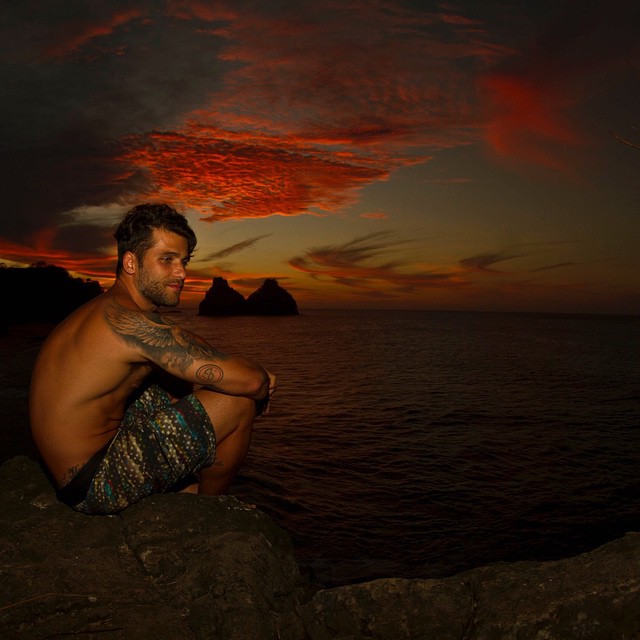 Bruno Gagliasso também preferiu o calor, e foi para Fernando de Noronha com a mulher, Giovanna Ewbank