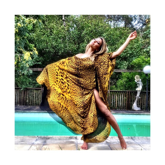 Sabrina Sato resolveu dar pinta na piscina, em Santa Teresa, no Rio de Janeiro
