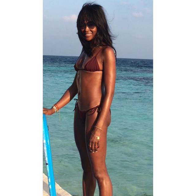 Naomi Campbell nem correu atrás do paparazzi depois desta foto. Aqui ela toda sorriso e corpão, depois do Brasil, em alguma praia do Caribe, este ano