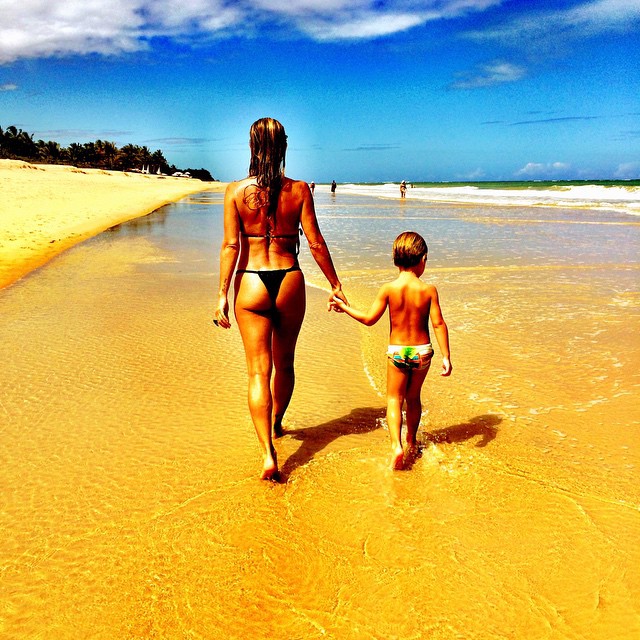 Danielle Winits com o caçula Guy, em Trancoso, na Bahia