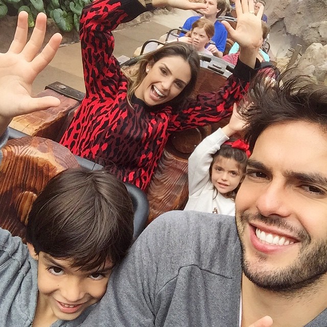 Outro casal reconciliado: Carol Celico e Kaká se divertem na Disney