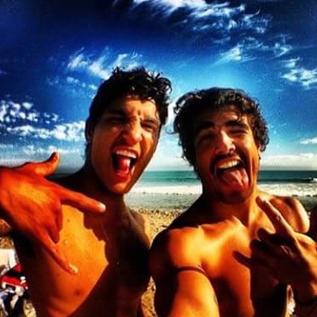 Gabriel Medina e Caio Castro, os brou na praia