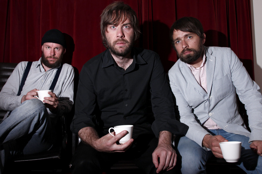 Young Folks, do trio Peter Bjorn and John, também está no repertório