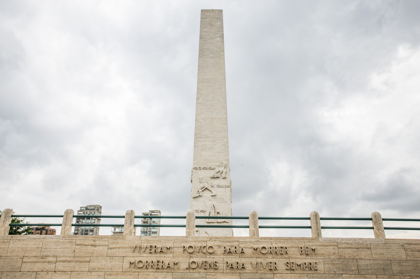 Inaugurado em 1955, com 72 metros de altura, este obelisco é muito mais do que um mero monumento. Em seu interior, há um mausoléu que guarda os corpos de estudantes mortos na Revolução de 1932 e também de 713 ex-combatentes. Entendeu o motivo da frase 