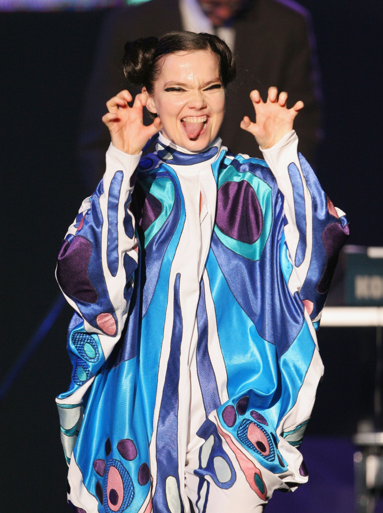 Em 2007, na turnê Volta, a islandesa Björk foi a primeira a aderir ao reactable, um instrumento que permite visualizar e manipular os sons a partir de um tabletop. O reactable foi desenvolvido na Universitat Pompeu Fabra, em Barcelona.