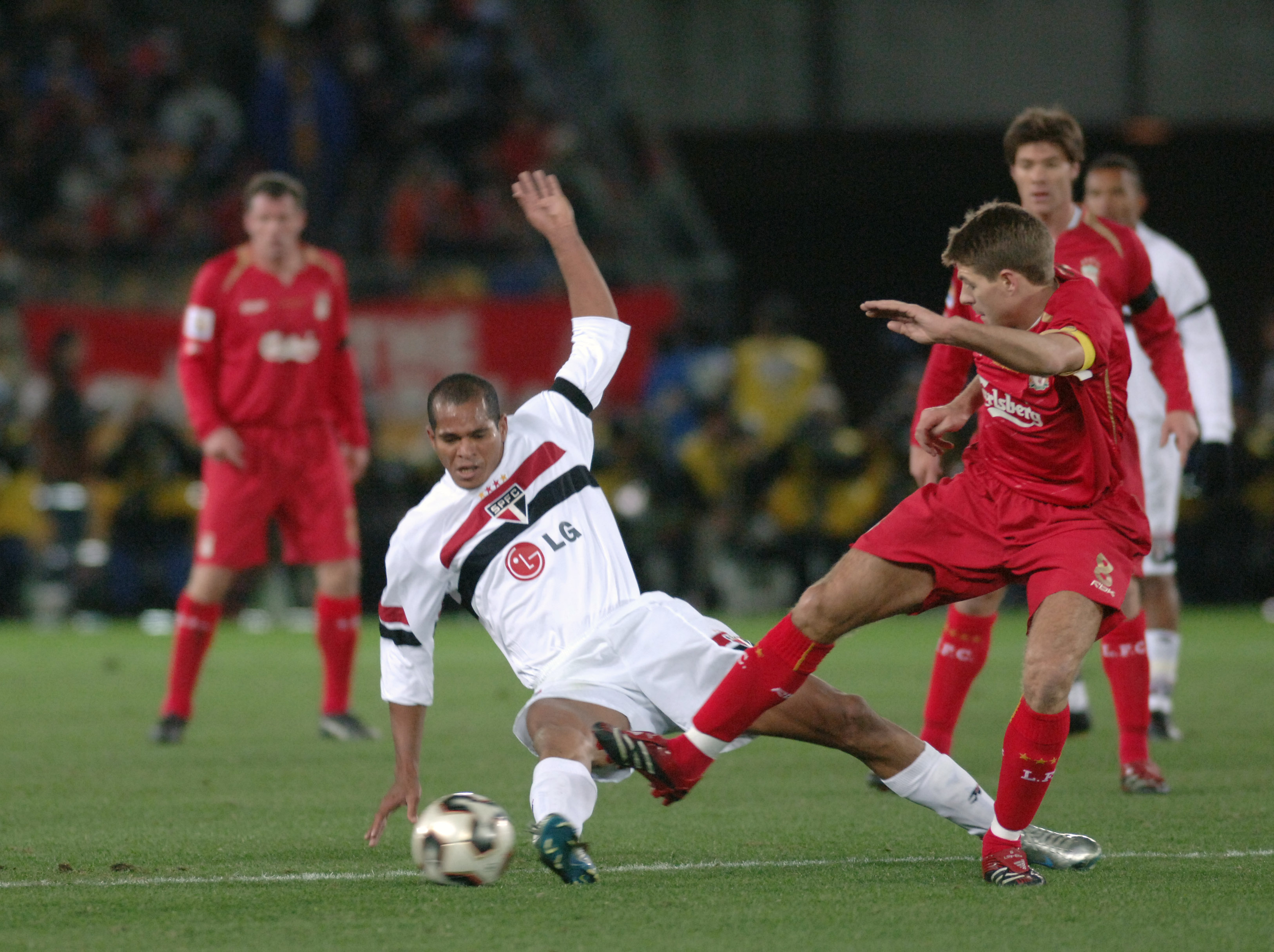 Um é tricampeão nacional e campeão mundial e o outro é o Gerrard