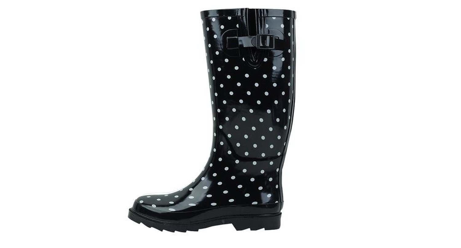 Essa <a href="http://www.amazon.com/Brand-Womens-Black-Polka-Rubber/dp/B00A4MCCSM/ref=sr_1_8?s=apparel&ie=UTF8&qid=1421874110&sr=1-8&keywords=rain+boots" target="_blank"><em>galocha de bolinhas</em></a> super fofa é perfeita para deixar seus pés secos com estilo! Até US$ 47, entrega no Brasil.