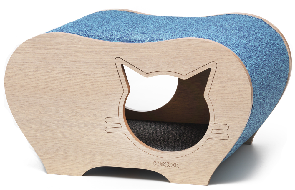 Outro tipo de arranhador, que também funciona como caminha do seu gato é <a href="http://www.ronron.com.br/products/AMARALINA.html" target="_blank"><em>esse</em></a> super bonitinho, que tem a portinha com a carinha de um gatinho. É ou não é muito amor? R$ 280,00