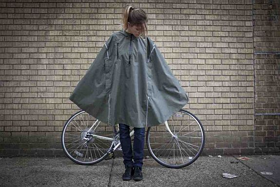 Agora, se você quer ficar protegida da chuva sem abrir mão da bike, <a href=