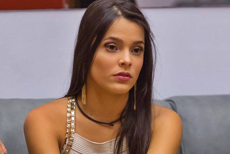 Vencedora do Big Brother Brasil 17, Emilly Araújo parece não estar muito bem com as finanças. O jornal Extra publicou que a ex-BBB estaria entregando o apartamento duplex em uma zona nobre do Rio de Janeiro e que ela irá deixar de pagar mais de R$ 7 mil do aluguel do apartamento somados a algumas taxas de condomínio e IPTU. Ela não conseguiu renovar o contrato com a Globo e decidiu voltar a sua cidade natal, Eldorado do Sul, no Rio Grande do Sul. Além disso, ela também estaria disposta a se fortalecer como “influenciadora”. Segundo o jornal O Dia, Emilly torrou todo o prêmio de R$ 1,5 milhão