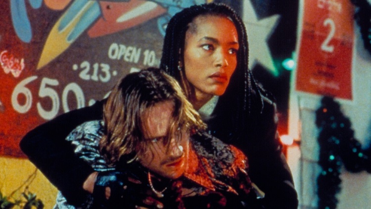 O filme era futurista e se passava em 1999, na virada do Reveillon para 2000. Engenhocas tecnológicas e corrupção policial antecipavam a vida a partir do século XXI. A direção foi de Kathryn Bigelow, que ganharia o Oscar anos depois, por 