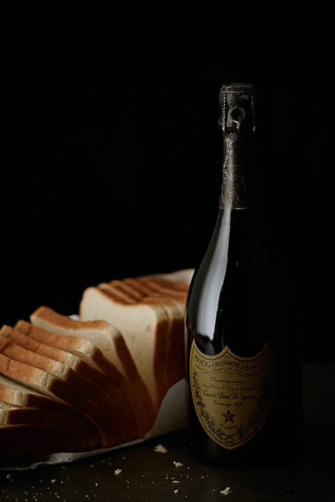 Pão fresco (somente brancos) e uma garrafa de Dom Perignon