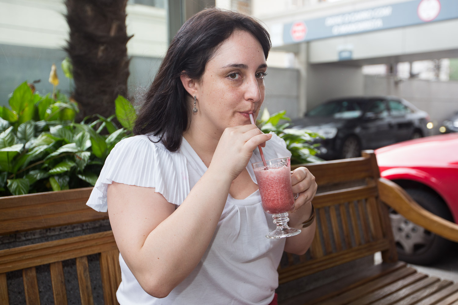 Faça uma pausa no meio da tarde para tomar um suco refrescante, fora do escritório. Tipo um passeio, sabe?