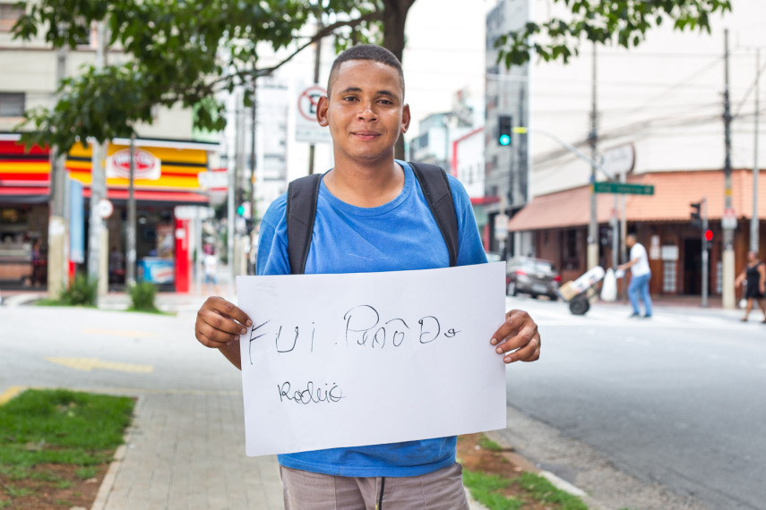 Alan trabalha com automação predial e foi para a rua 