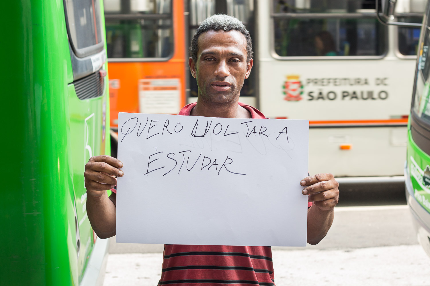 "Sei ler e escrever bem pouco, mas sonho em voltar a estudar. Quero ter um trabalho melhor para cuidar do meu filho". Ele sente saudade do garoto de dois anos, a coisa de que tem mais orgulho. "Quando trabalhava, não deixiei nada faltar".