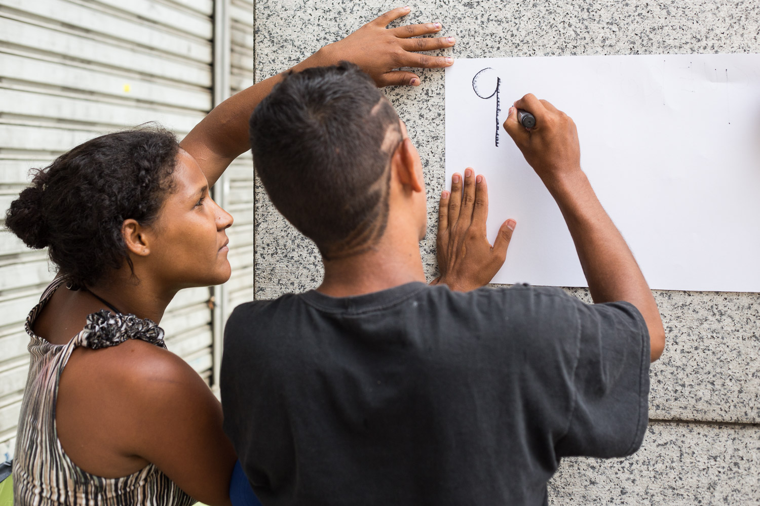 Aline está grávida de três meses e foi mandada embora da gráfica em que trabalhava quando seu chefe descobriu a gestação. No mesmo mês, ela e o marido foram despejados do prédio onde moravam.