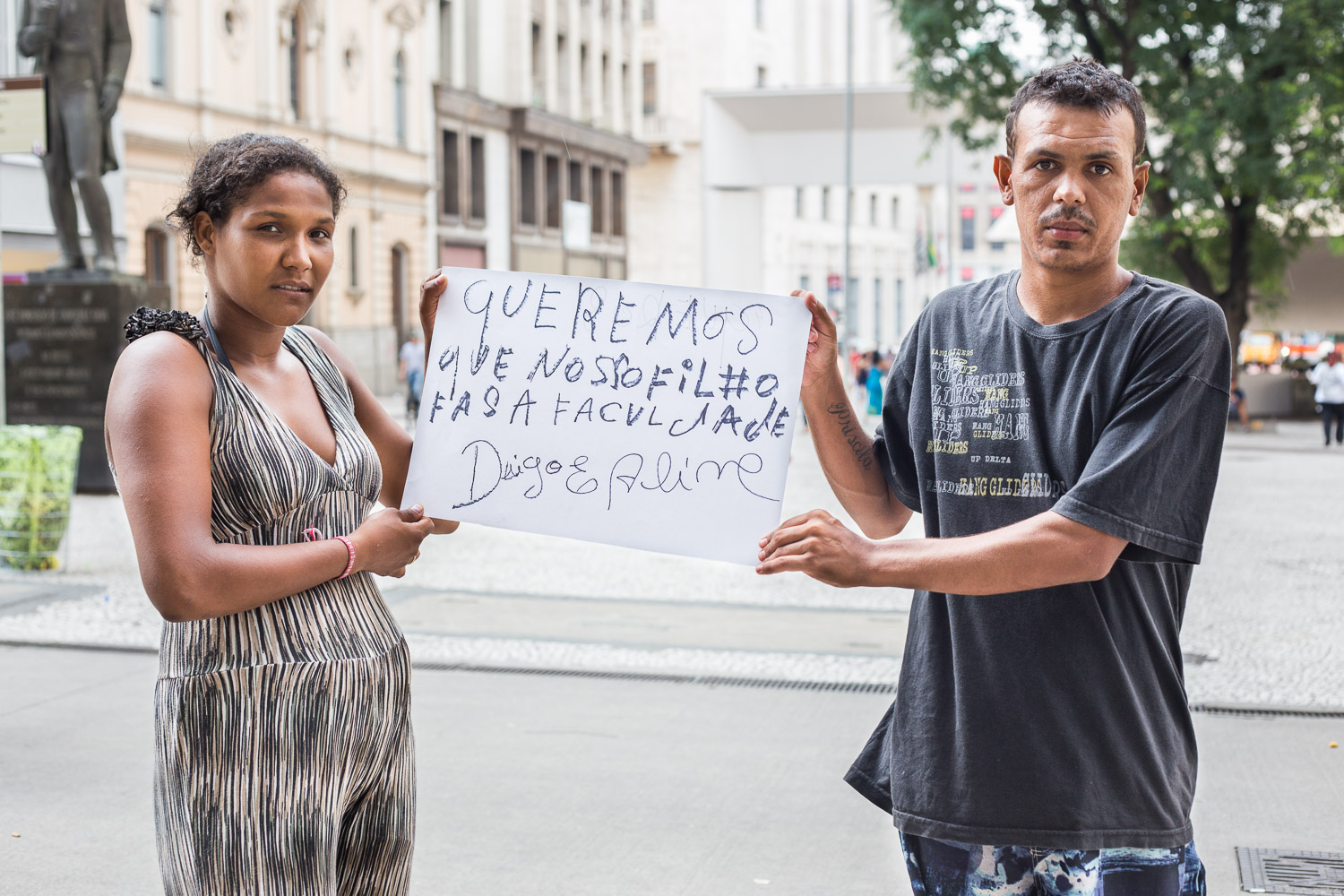 "Eu já tinha morado na rua antes, e sei que isso não é vida para ninguém. Quero que minha menina estude, seja alguém na vida. Não quero que ela seja o espelho do que eu sou. Meu sonho é ter uma filha que faça faculdade".