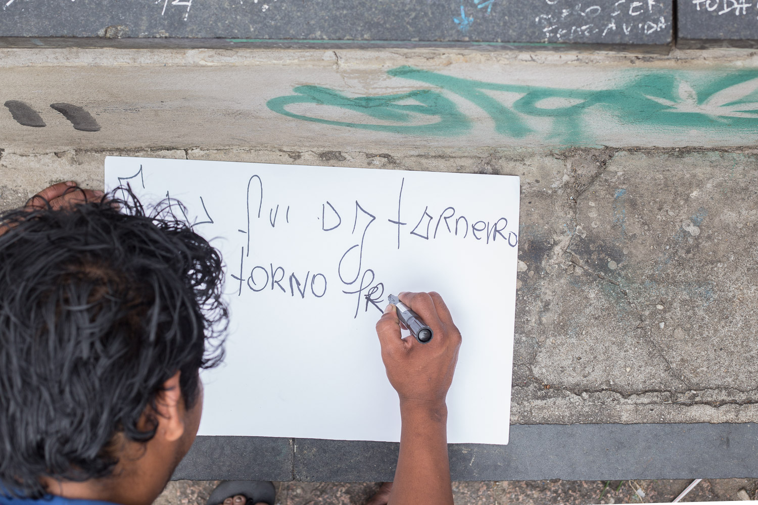 O pichador Kall terminou o segundo grau e diz que foi "criado bem pela mamãe até os 19 anos". "Daí, eu caí no mundão e só aprontei".