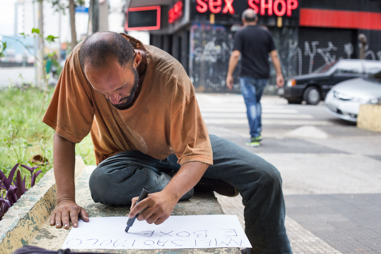 Ele trabalhou um ano como faxineiro na capital paulista, ficou um tempo estável, mas depois começou a "beber demais". "Eu  daria treino de boxe, faria qualquer trabalho, mas primeiro tenho de tirar os documentos, que me roubaram".
