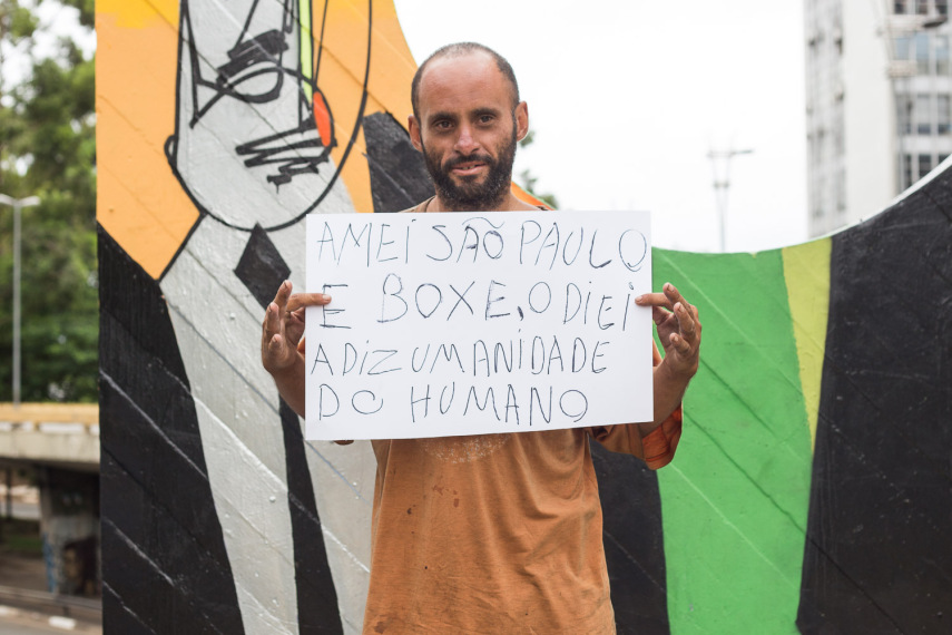 Julio está há três anos na rua por causa do alcoolismo. Há quatro, saiu de Belo Horizonte (MG), onde foi treinador de boxe, e mudou-se para São Paulo. 