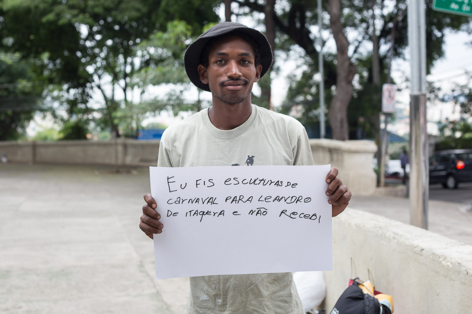 Ele toma conta de carros na rua, mas é empapelador de esculturas profissional e trabalhou em 12 carnavais seguidos. "Dá uma depressão de ver a minha filha dormindo no papelão. O que eu mais quero é arrumar um lugar para ficar, não quero que ela comece a engatinhar na rua".