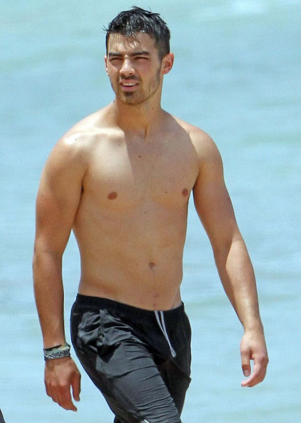 Joe Jonas já teve seus dias mais peludinho. Mas foi por pouco tempo. Agora o galã teen não abre mão do peitoral lisinho