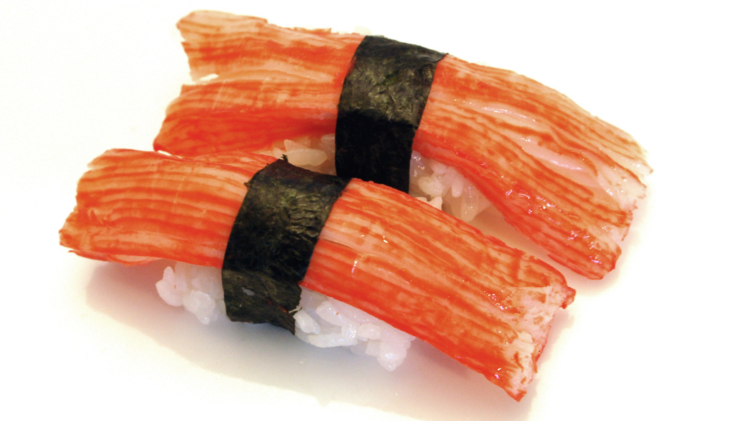 O famoso Kani não é um peixe nem um crustáceo retangular e vermelho: ele é feito de carne de pescado moída, extrato de caranguejo ou lagosta e ingredientes como amido de trigo, clara de ovo, açúcar, extrato de algas, sal, vinho de arroz, proteína de broto de feijão e glutamato monossódico. Eita, mistureba!