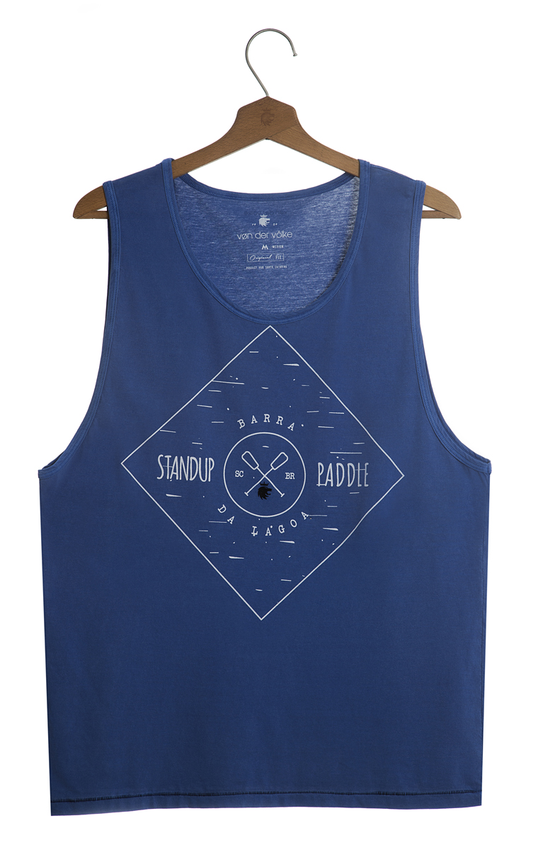 Regata azul; R$ 99, na Von Der Völke (www.vondervolke.com/store ). Preço pesquisado em janeiro de 2015, sujeito a modificações